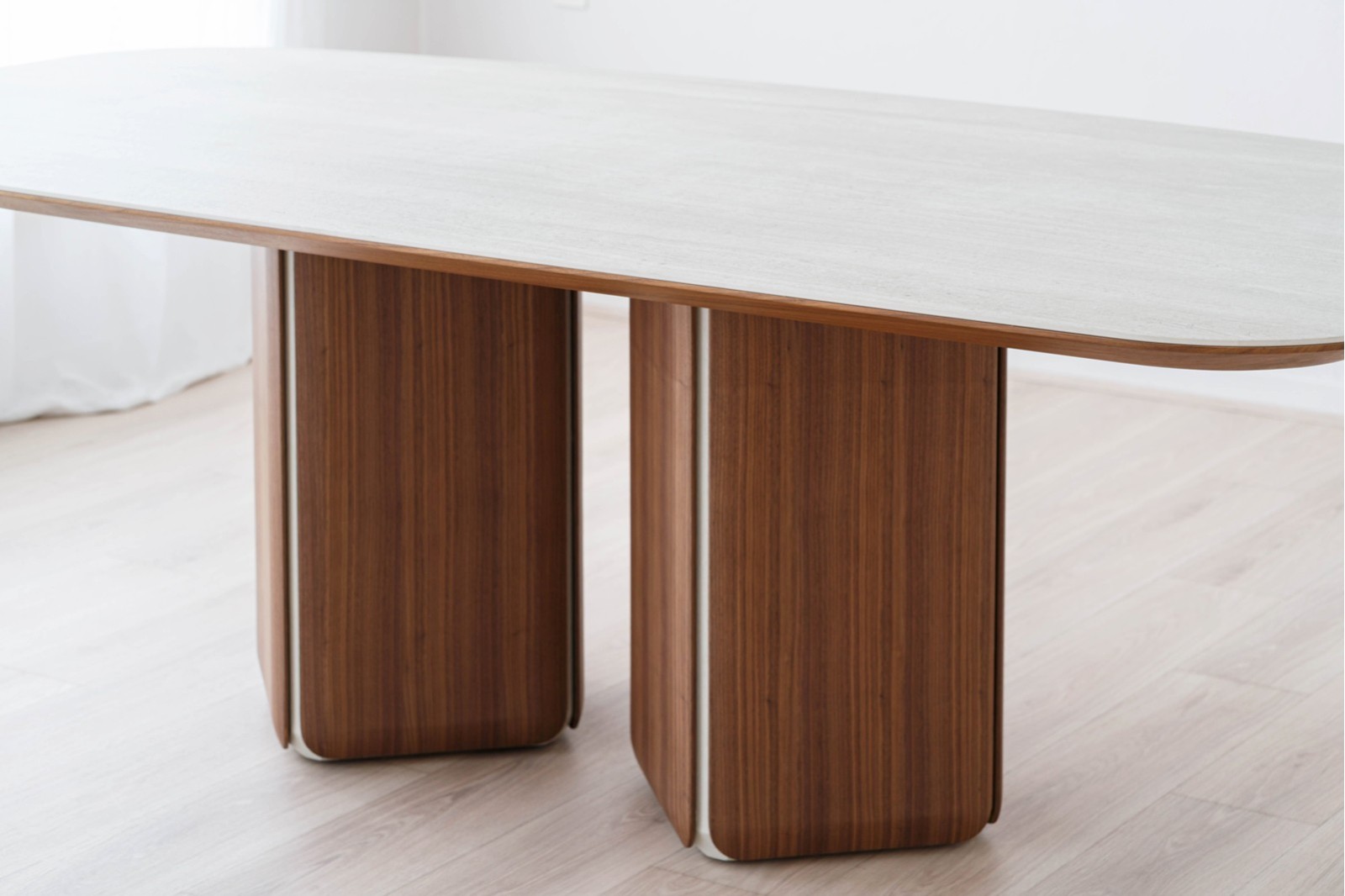 MESA COMEDOR CASTRO. CERÁMICO Y NOGAL