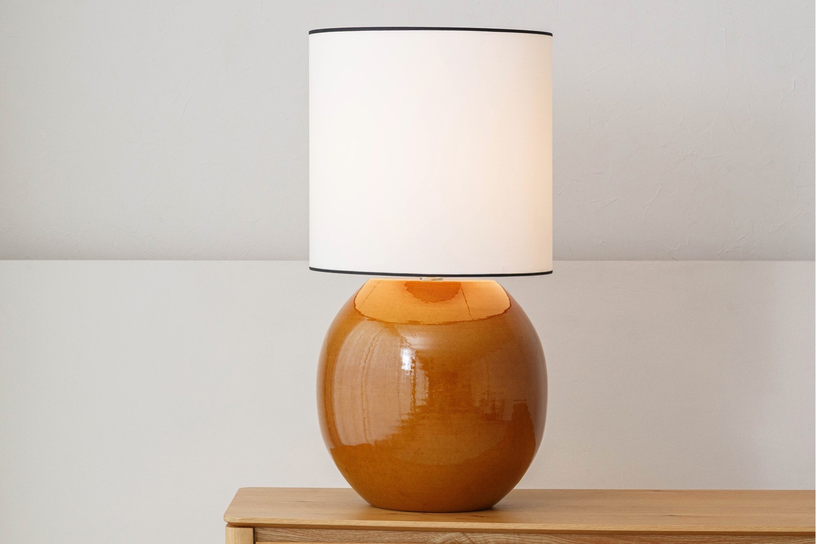 LAMPARA MESA AURA. BARRO AMARILLO DORADO