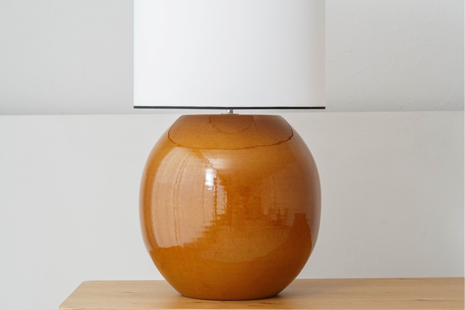 LAMPARA MESA AURA. BARRO AMARILLO DORADO
