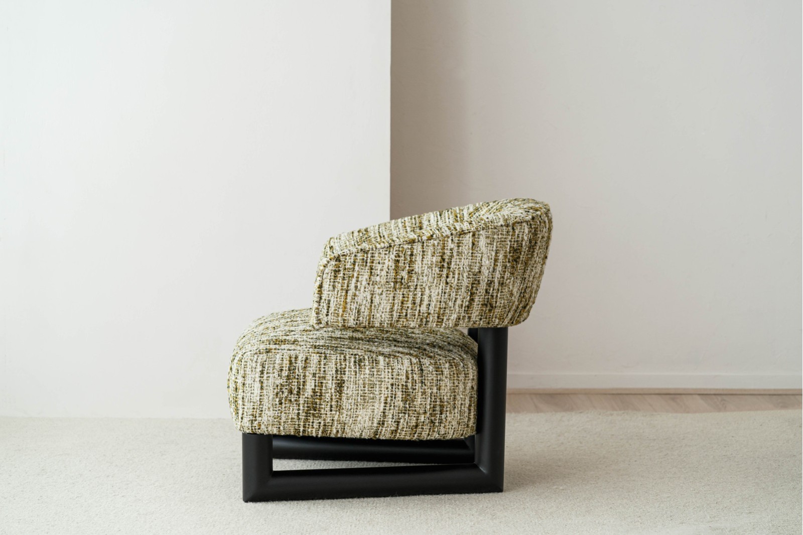 BUTACA NEO. ESTAMPADO VERDE Y MADERA