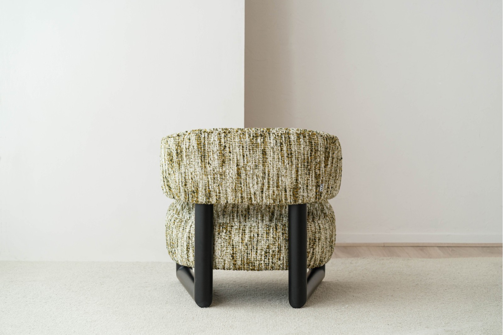 BUTACA NEO. ESTAMPADO VERDE Y MADERA