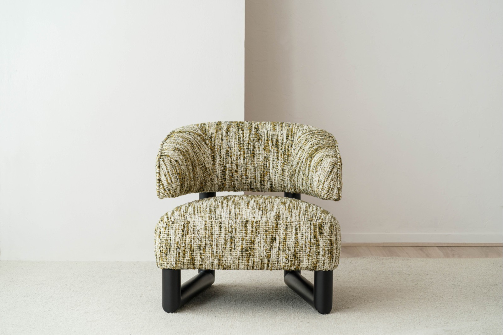 BUTACA NEO. ESTAMPADO VERDE Y MADERA
