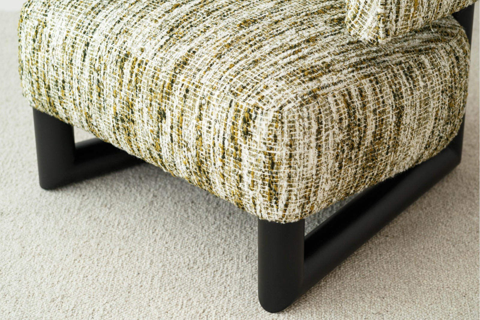 BUTACA NEO. ESTAMPADO VERDE Y MADERA