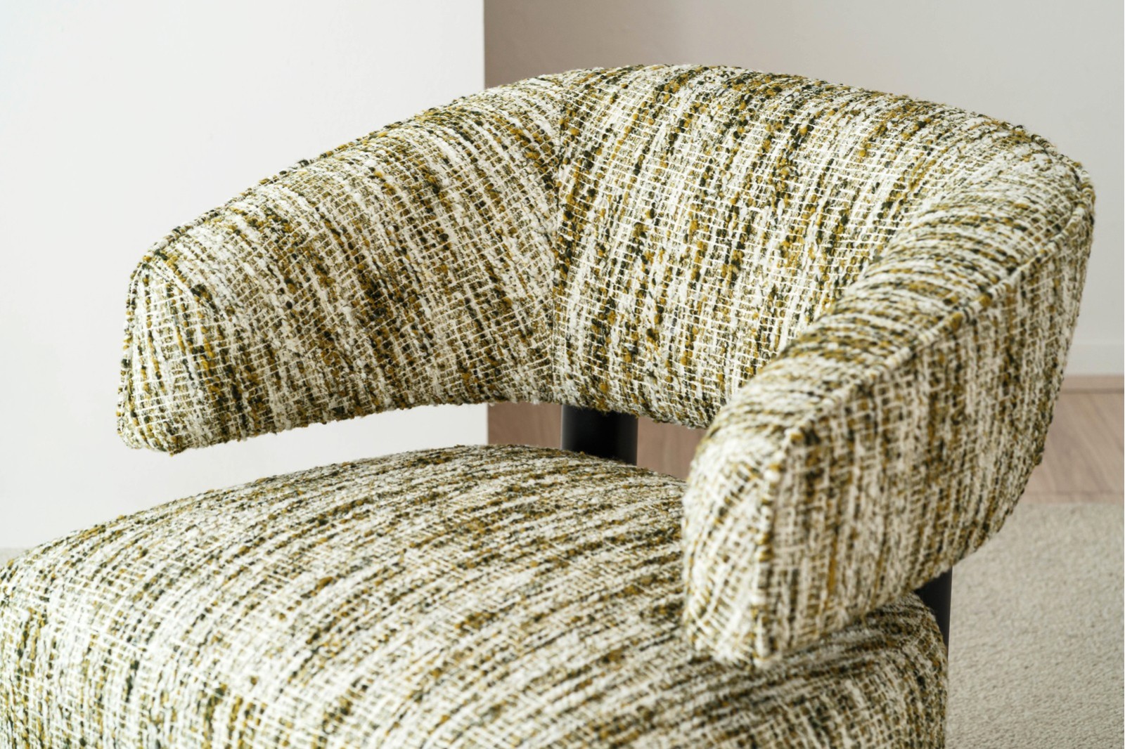 BUTACA NEO. ESTAMPADO VERDE Y MADERA
