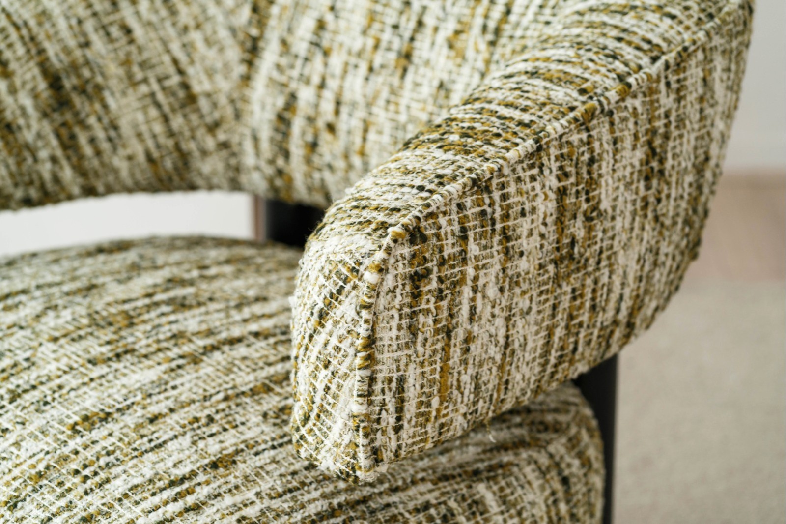BUTACA NEO. ESTAMPADO VERDE Y MADERA