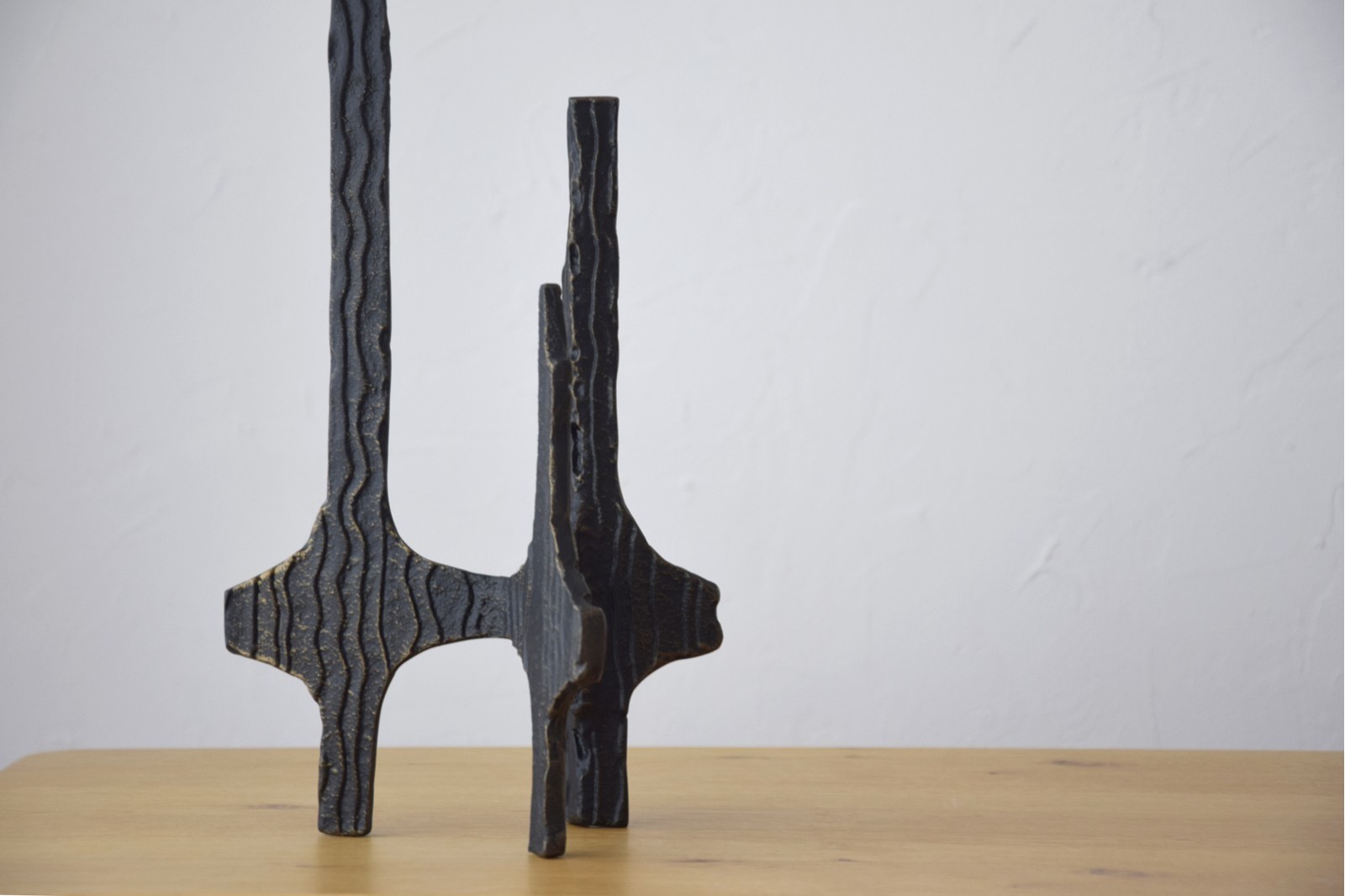 ESCULTURA ABSTRACTA VERTICAL. METAL