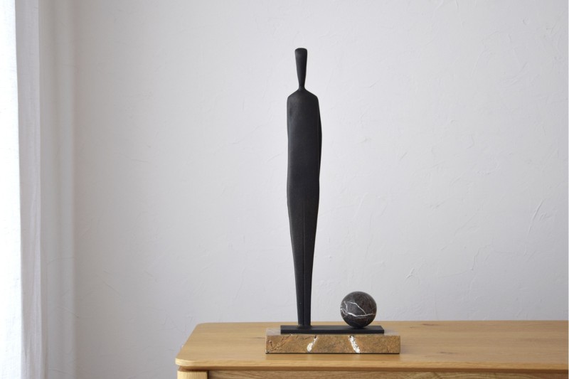 ESCULTURA SILUETA. METAL Y MÁRMOL