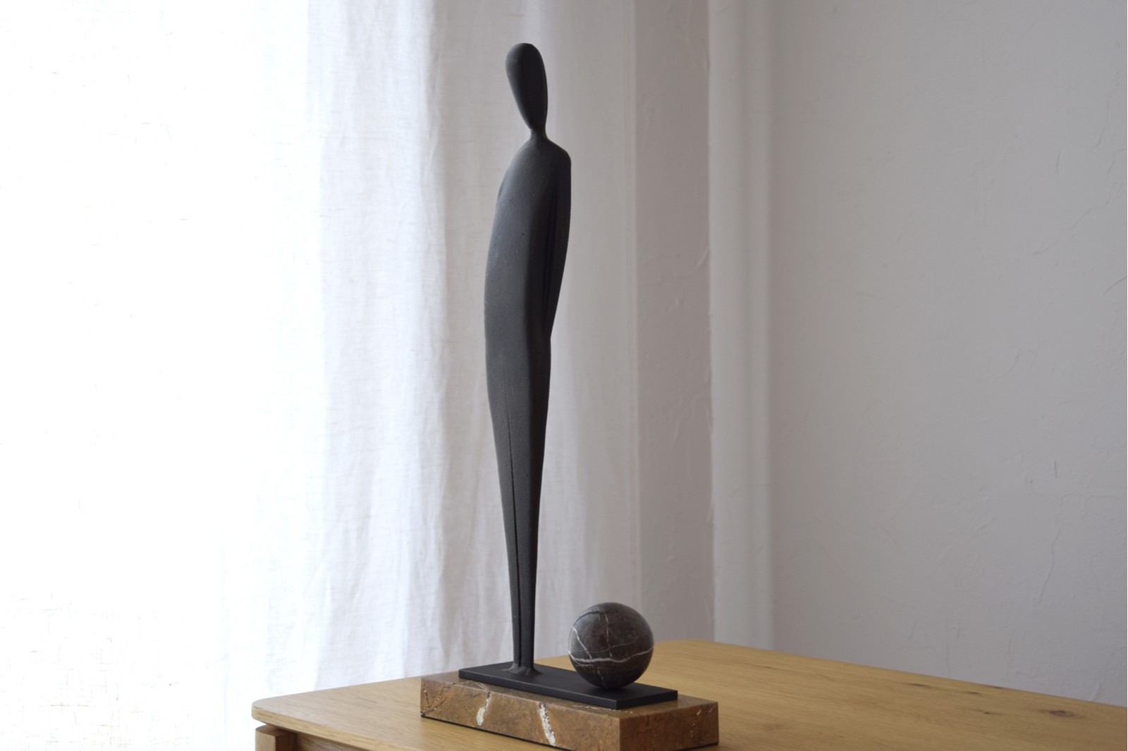 ESCULTURA SILUETA. METAL Y MÁRMOL