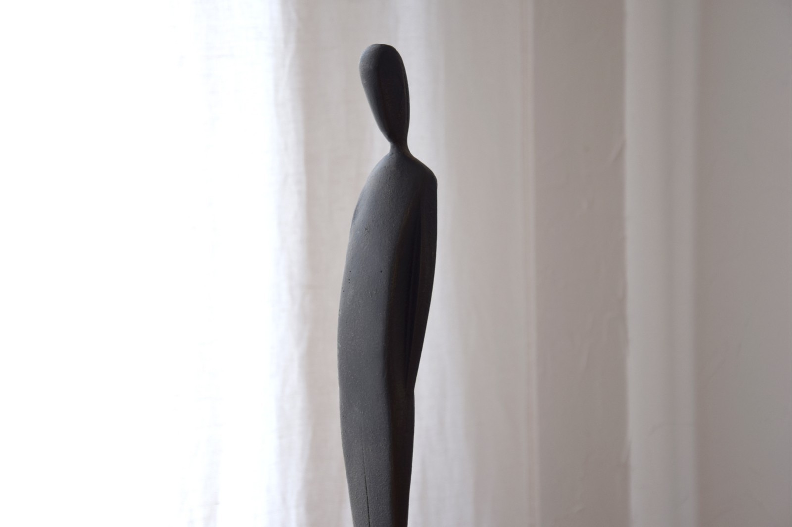 ESCULTURA SILUETA. METAL Y MÁRMOL