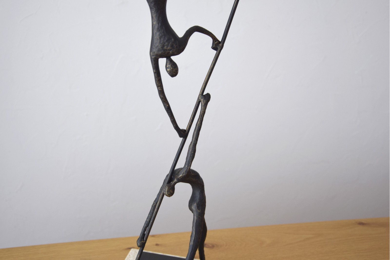 ESCULTURA SINERGIA. METAL Y MÁRMOL