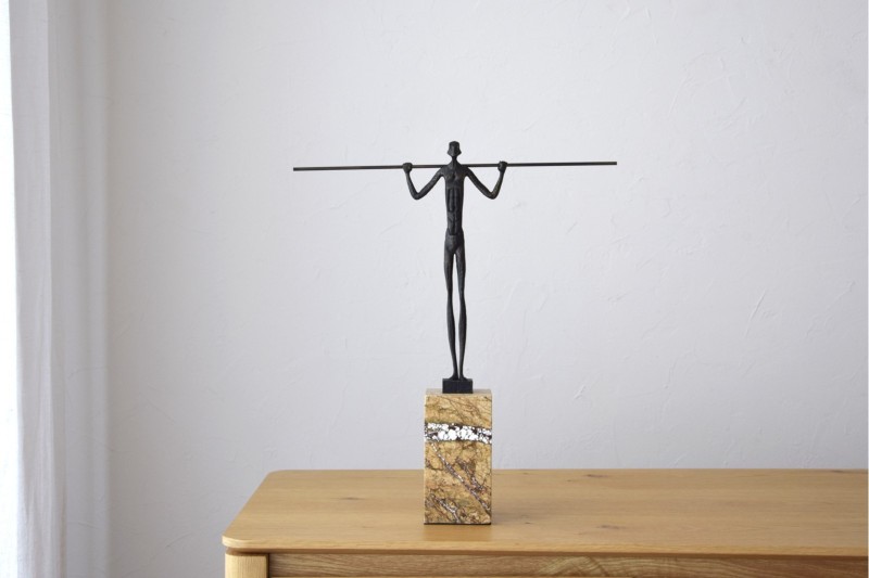 ESCULTURA EL EQUILIBRISTA.METAL Y MÁRMOL