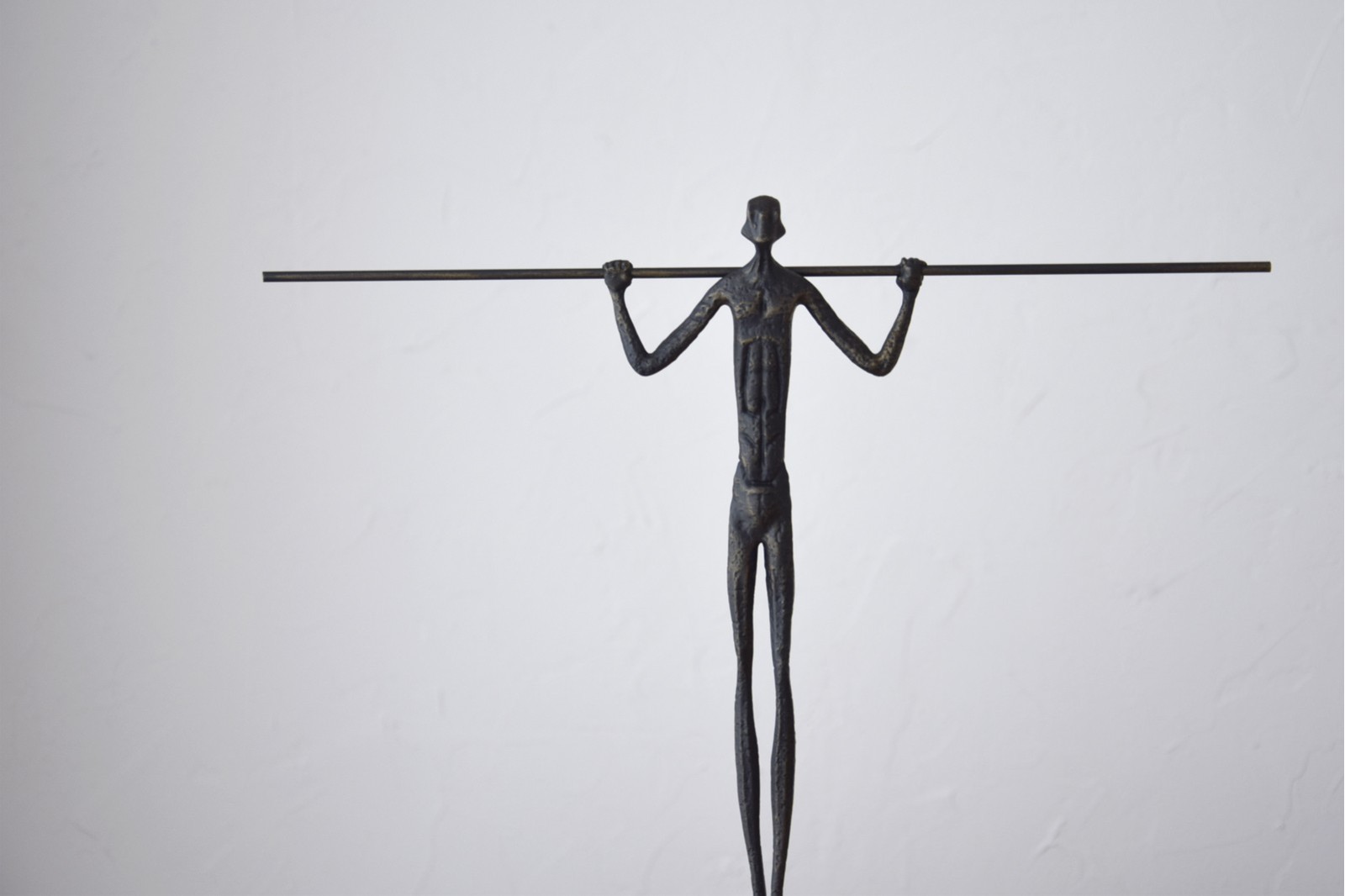 ESCULTURA EL EQUILIBRISTA.METAL Y MÁRMOL