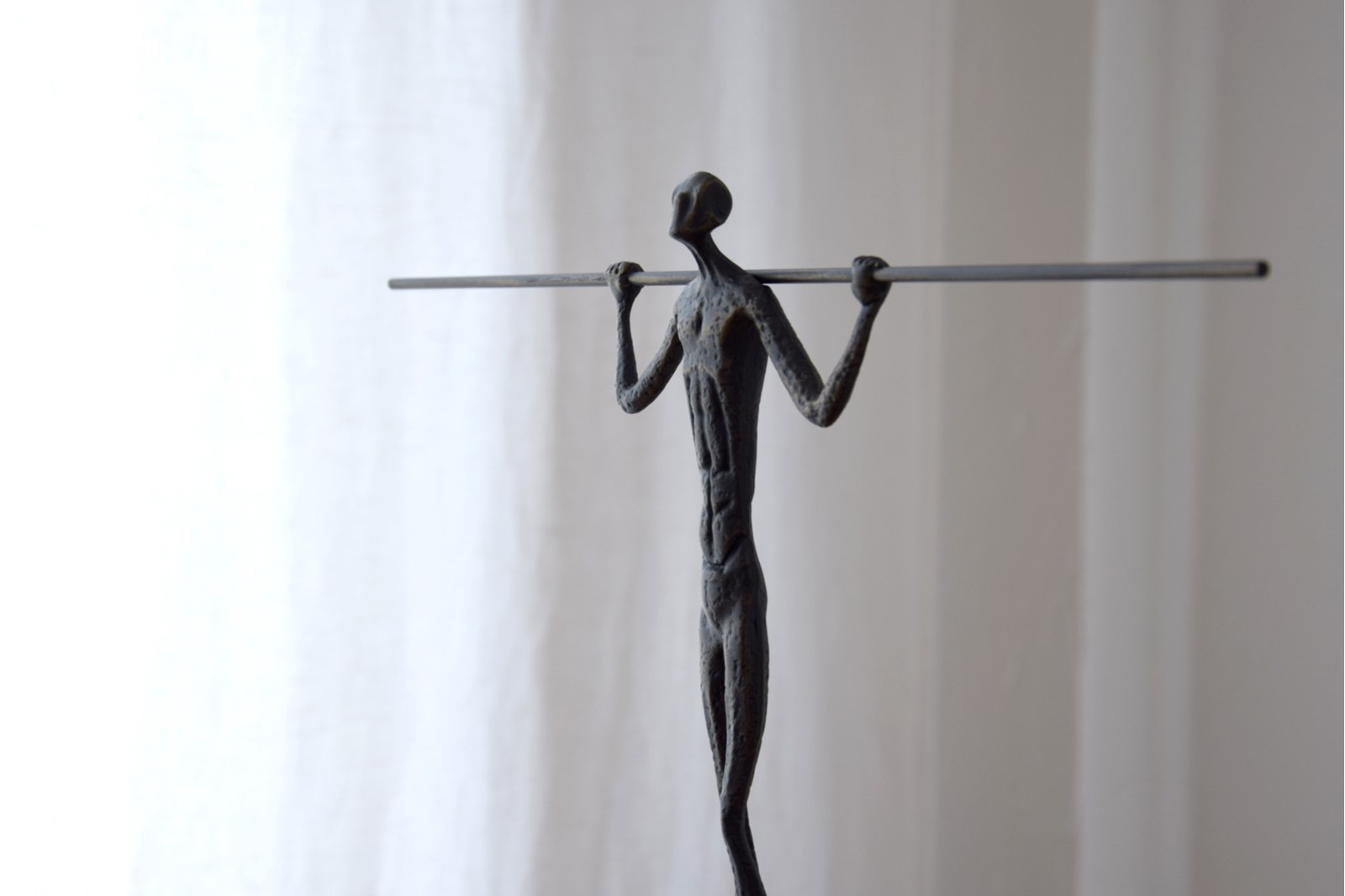 ESCULTURA EL EQUILIBRISTA.METAL Y MÁRMOL