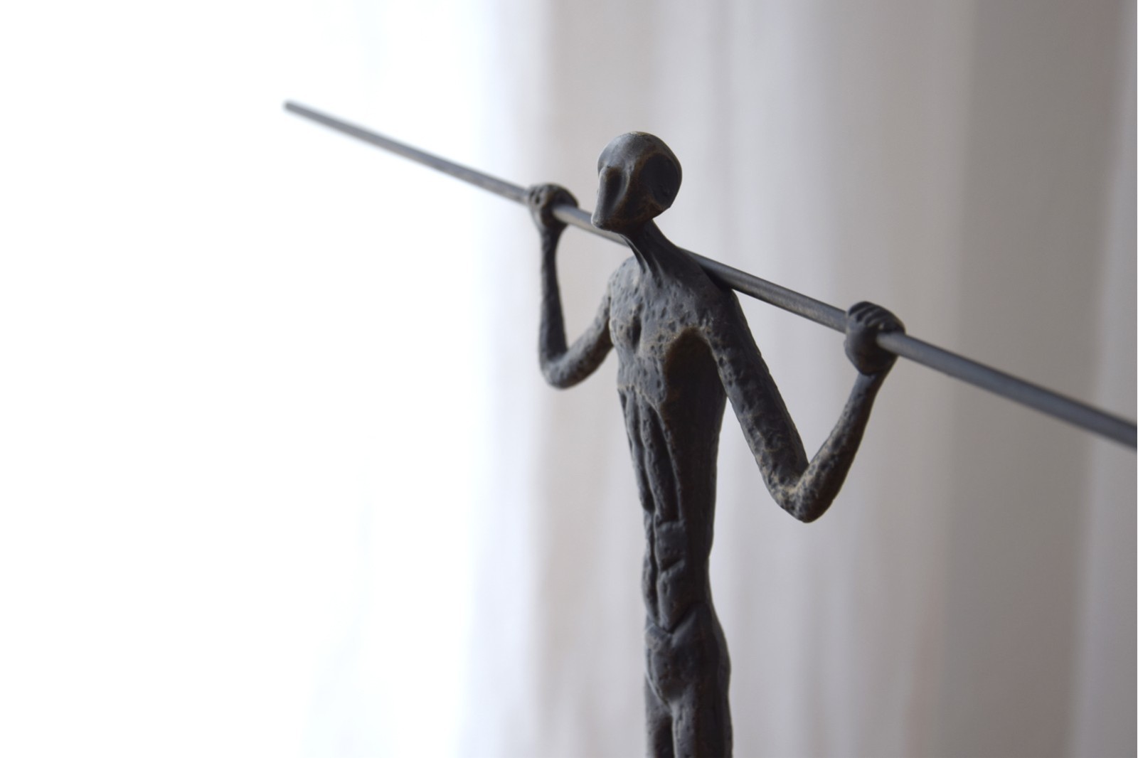 ESCULTURA EL EQUILIBRISTA.METAL Y MÁRMOL