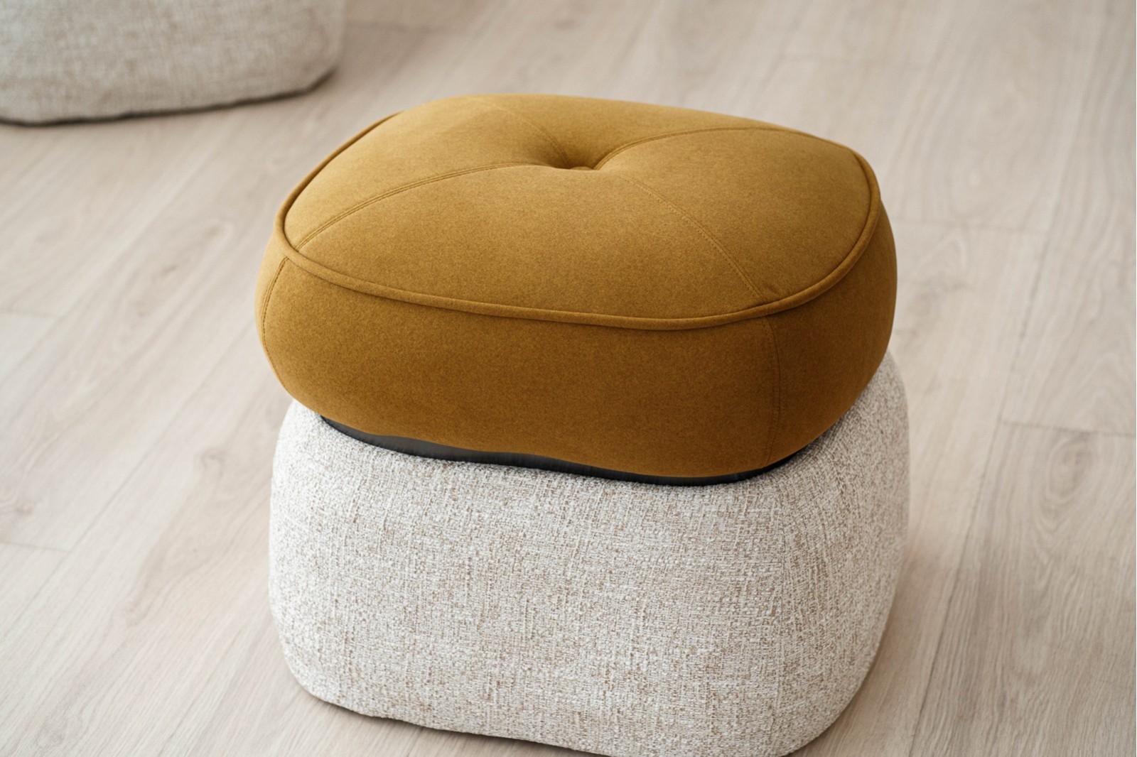 SET DE 2 PUFS DUNA. OCRE Y BEIGE