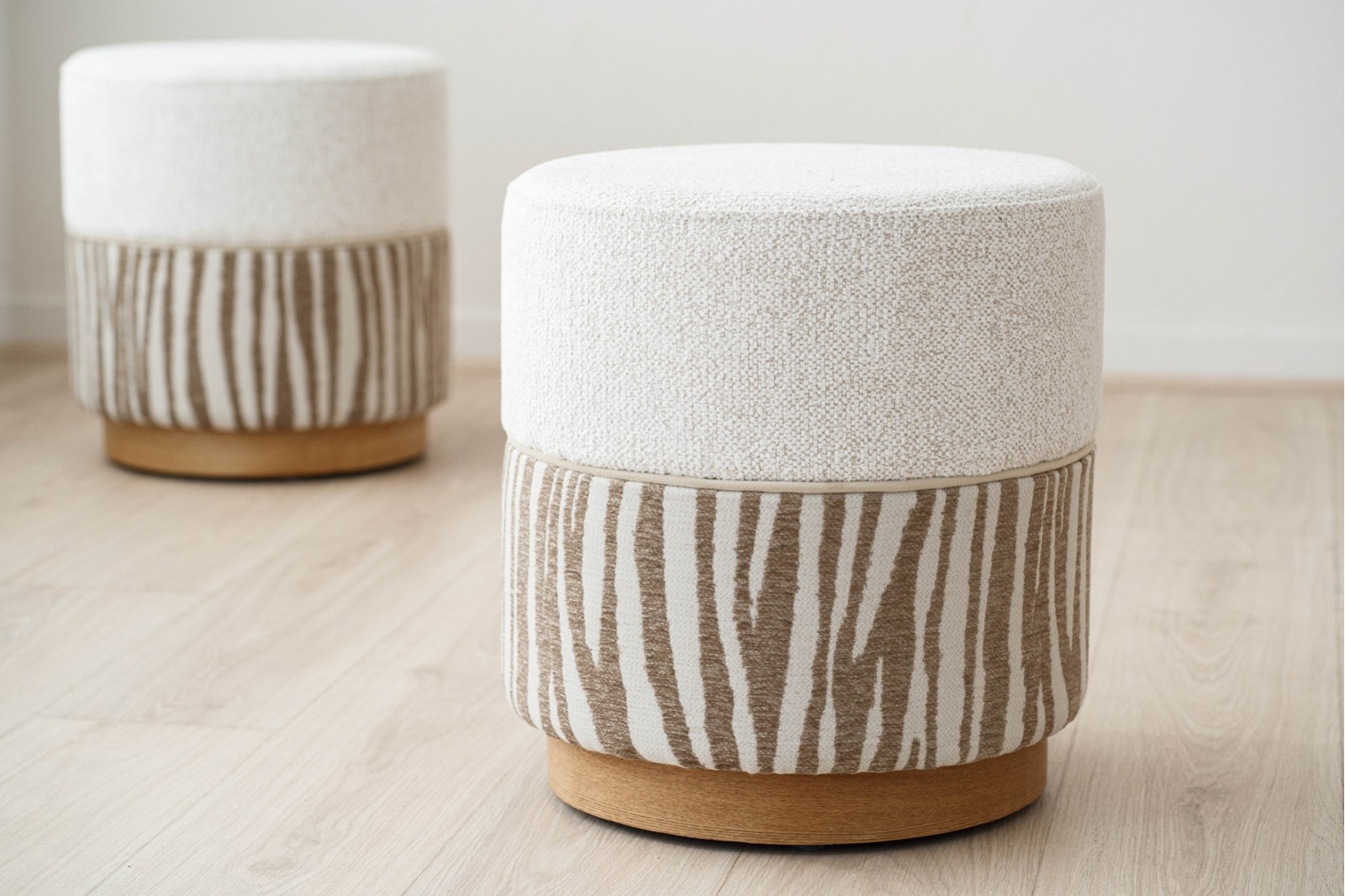 SET 2 PUFS ADA. TONOS MARFIL Y BEIGE