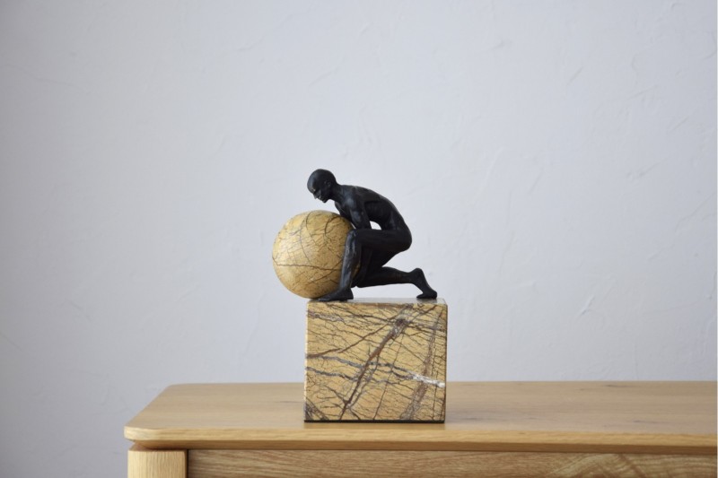 ESCULTURA ESFUERZO. METAL Y MÁRMOL