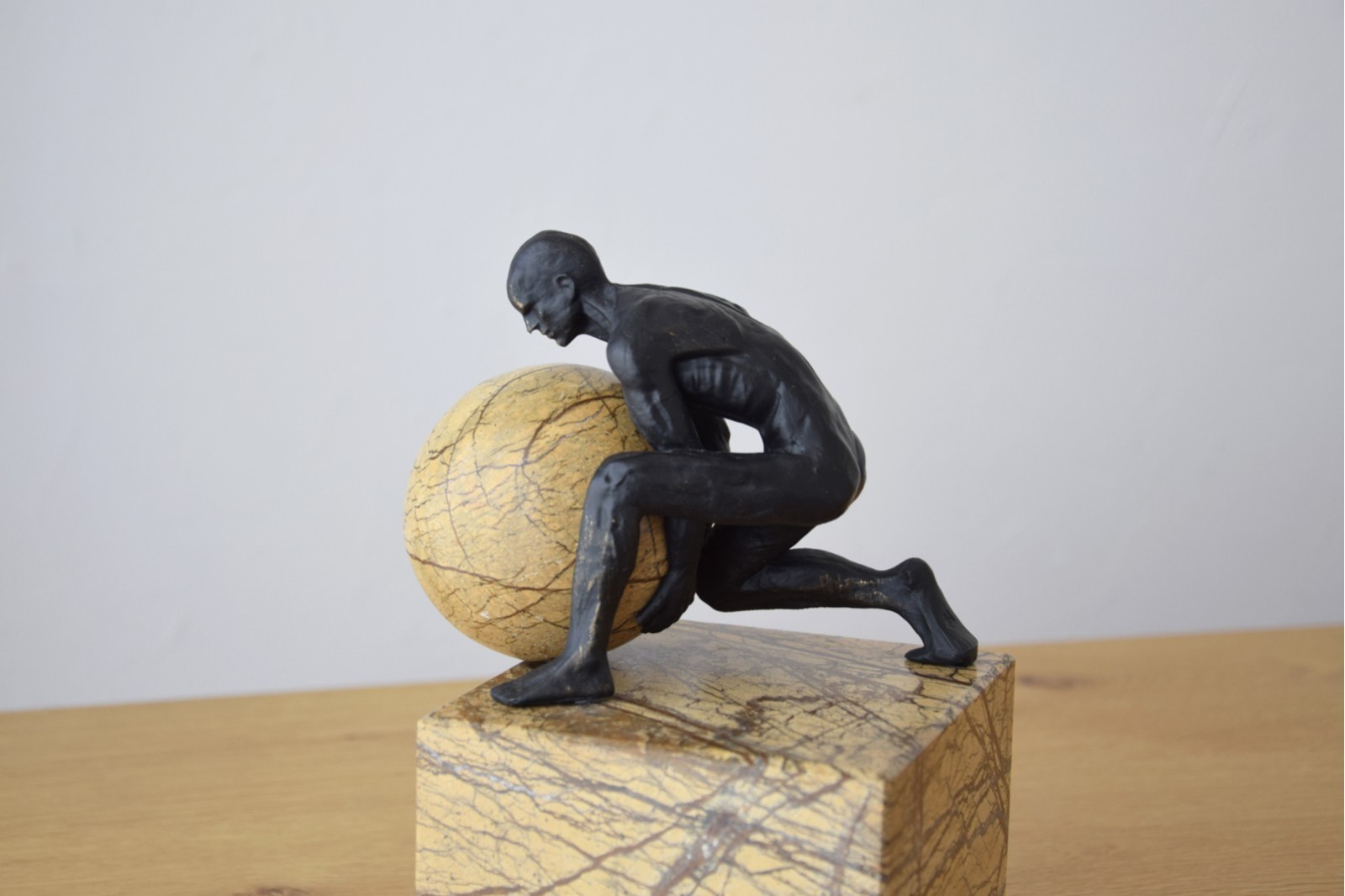 ESCULTURA ESFUERZO. METAL Y MÁRMOL