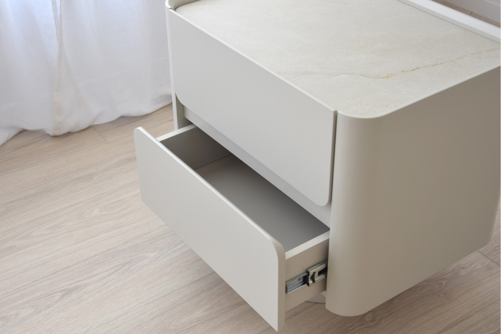 MESA AUXILAIR N.62. CERAMICO MATE Y GRIS