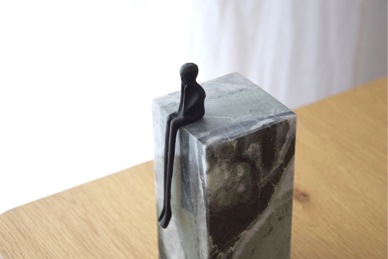 COLECCIÓN ESPERANDO: ESCULTURAS MÁRMOL VERDE Y METAL | VP Interiorismo