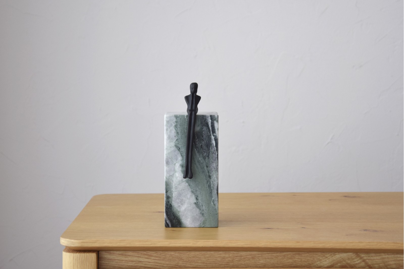 COLECCIÓN ESPERANDO: ESCULTURAS MÁRMOL VERDE Y METAL | VP Interiorismo