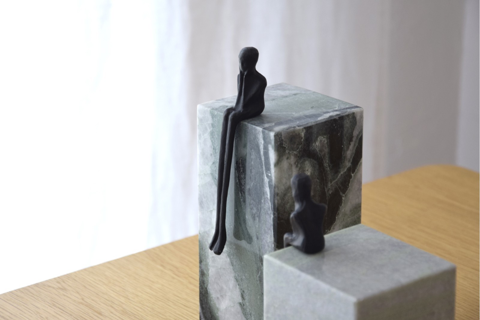 COLECCIÓN ESPERANDO: ESCULTURAS MÁRMOL VERDE Y METAL | VP Interiorismo