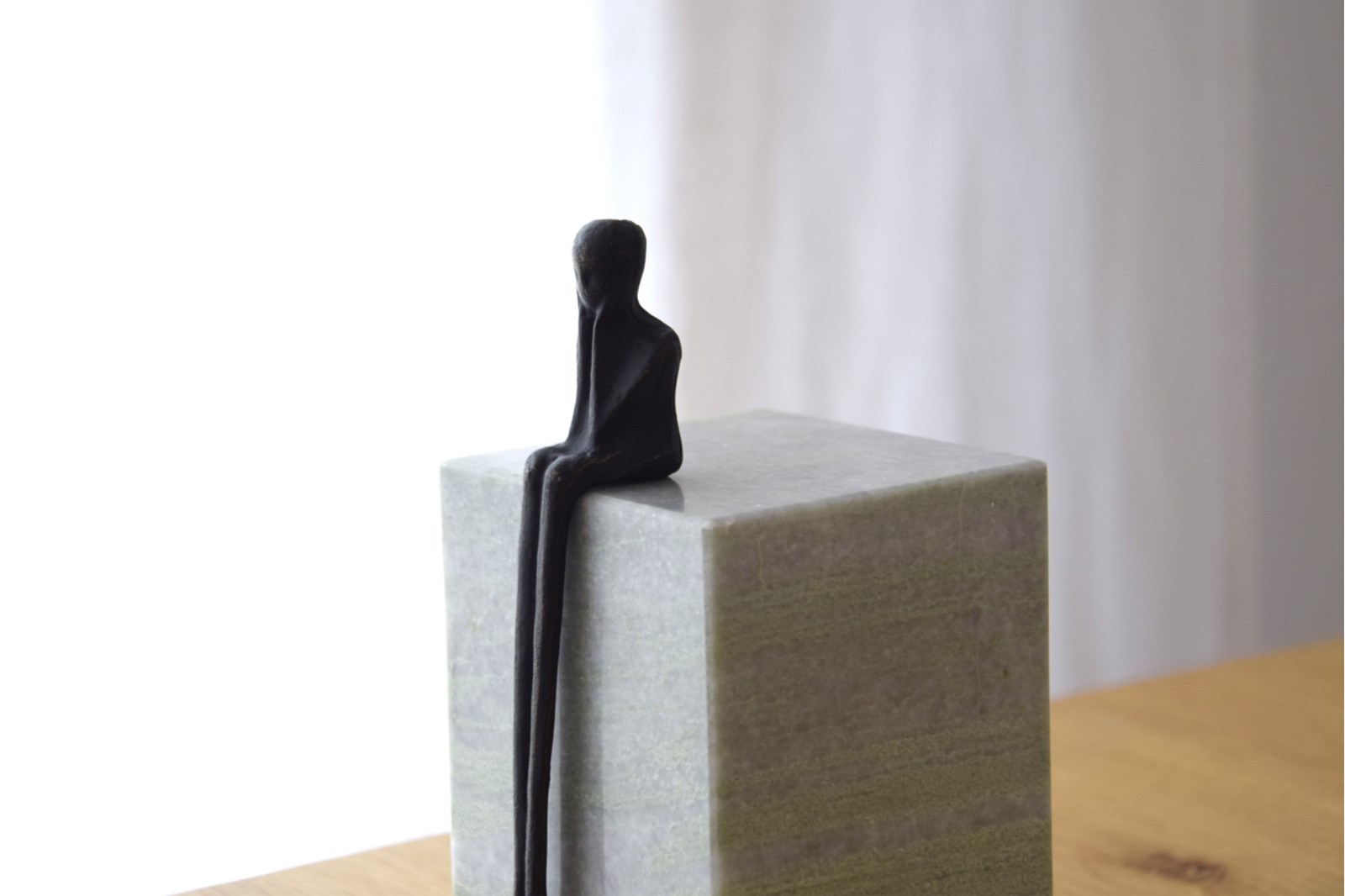 COLECCIÓN ESPERANDO: ESCULTURAS MÁRMOL VERDE Y METAL | VP Interiorismo
