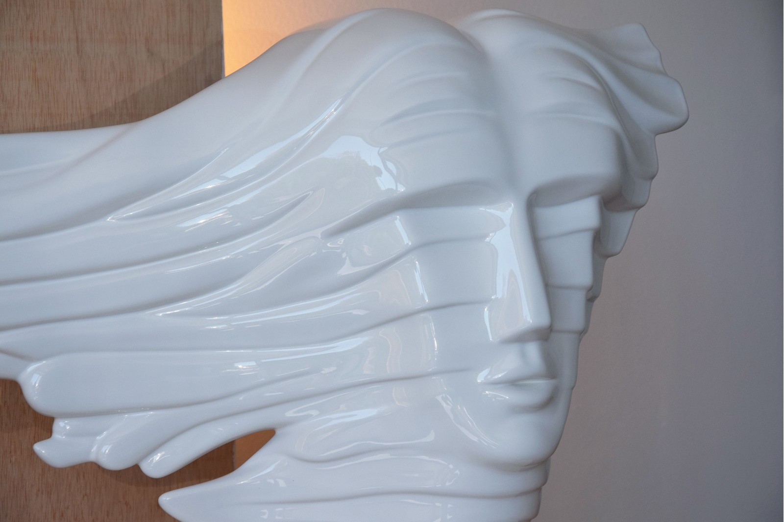 CERAMIC SCULPTURE. FACE AND WIND. GLOSSY WHITE