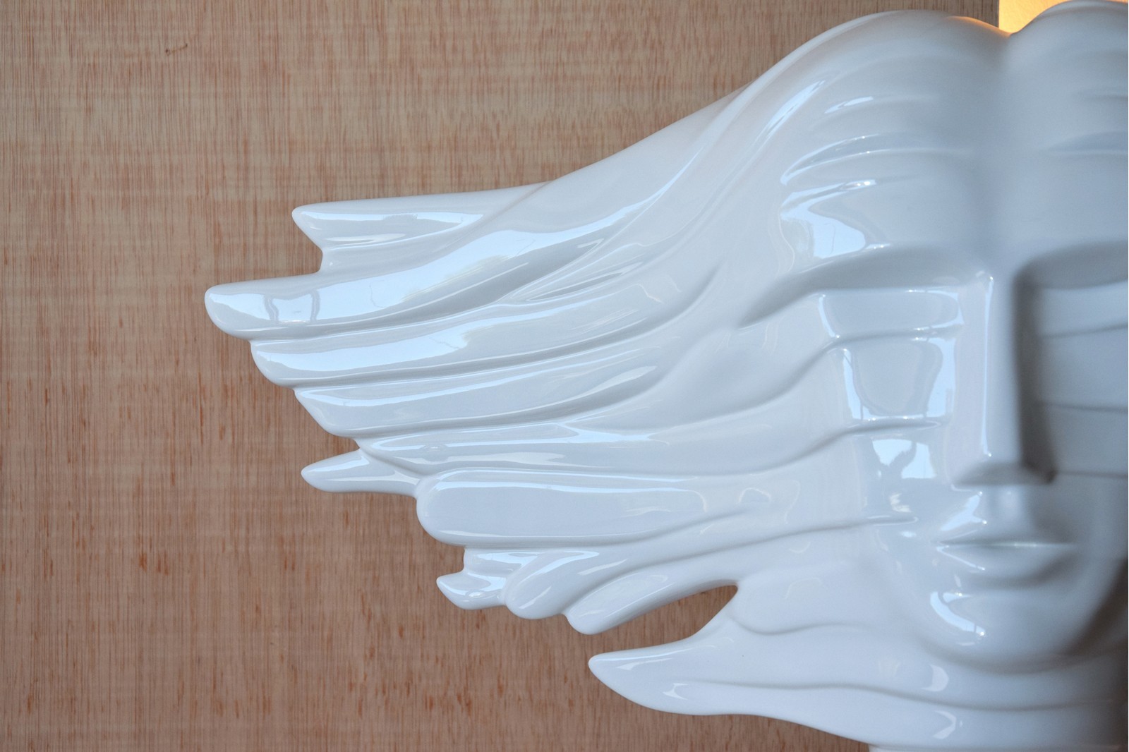 CERAMIC SCULPTURE. FACE AND WIND. GLOSSY WHITE