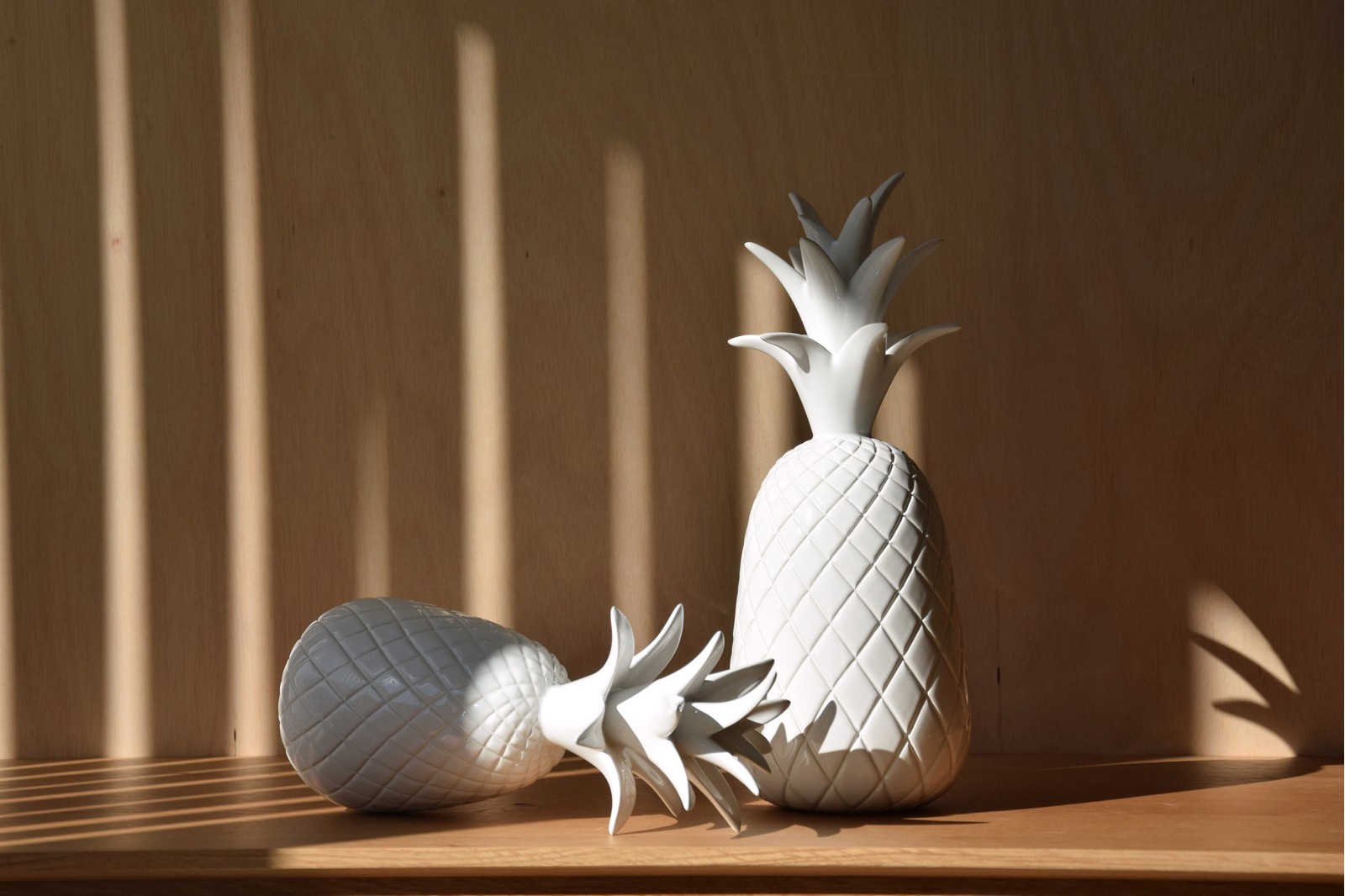 PINEAPPLE COLLECTION. CERAMIC SCULPTURE WHITE GLOSSY