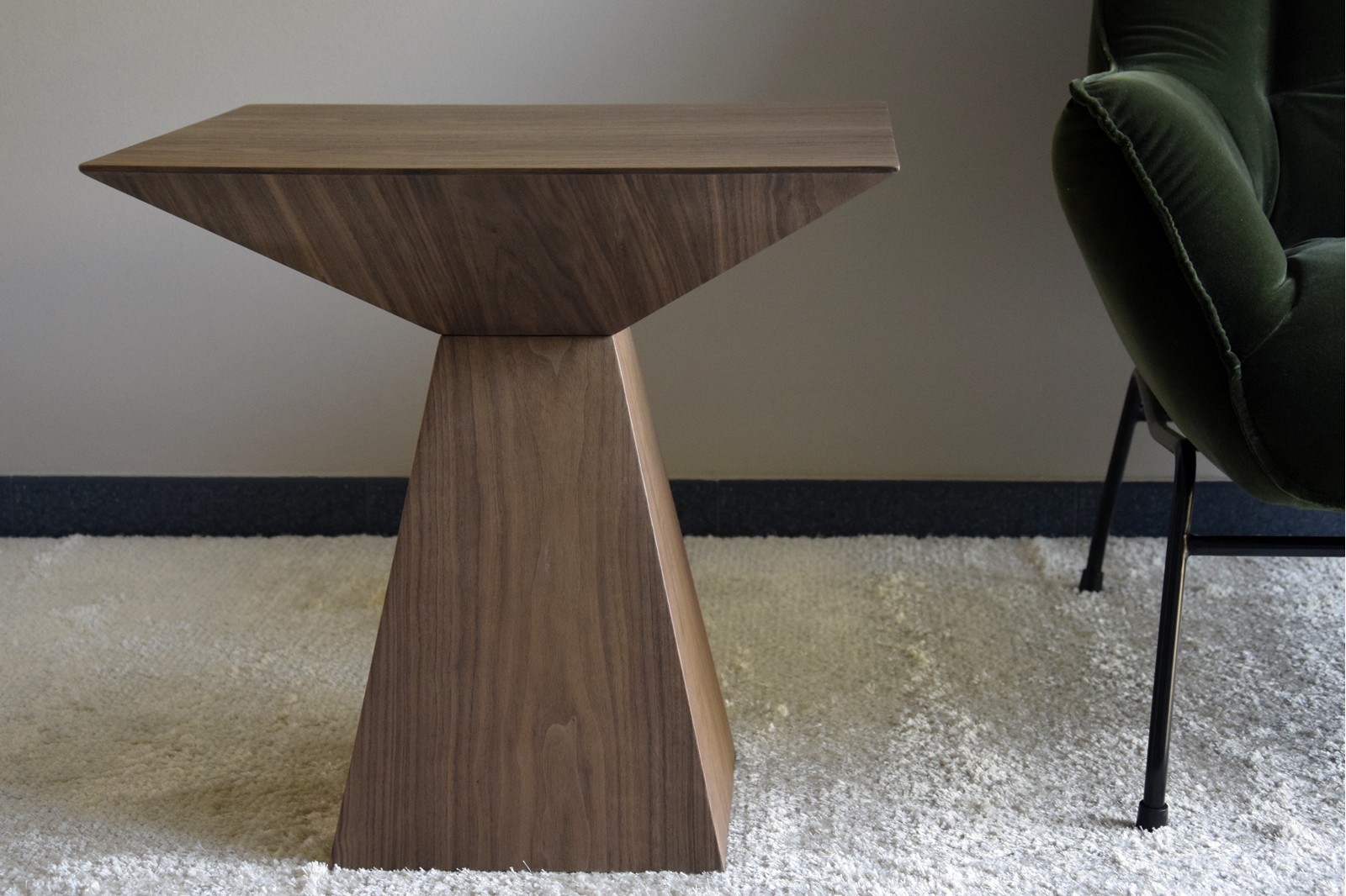 SQUARE SIDE TABLE. MATT WALNUT VENEER.