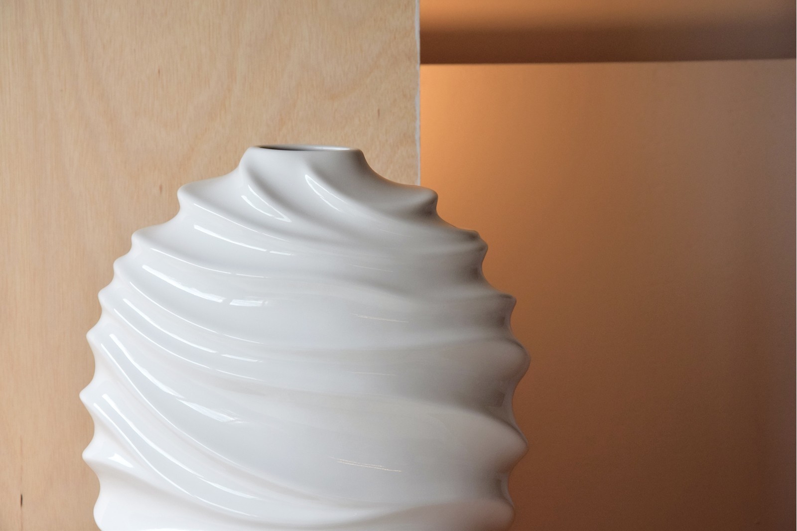 WAVES COLLECTION: CERAMIC VASES AND CENTREPIECE