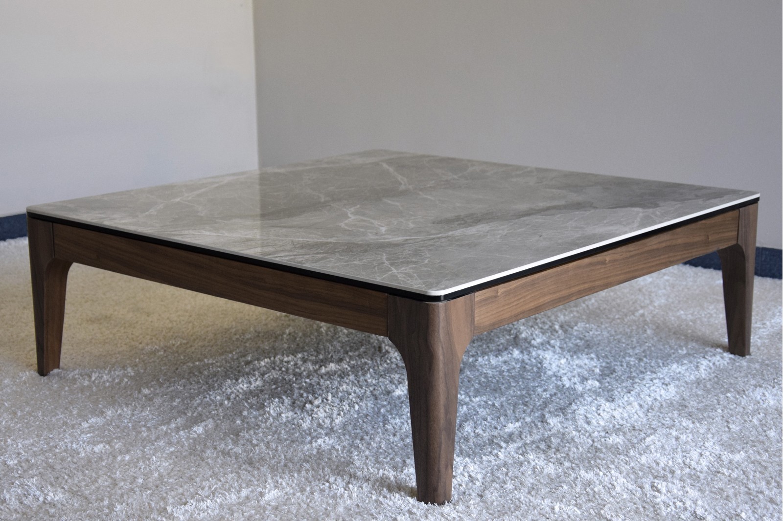 TABLE BASSE EN CÉRAMIQUE ET NOYER MAT 