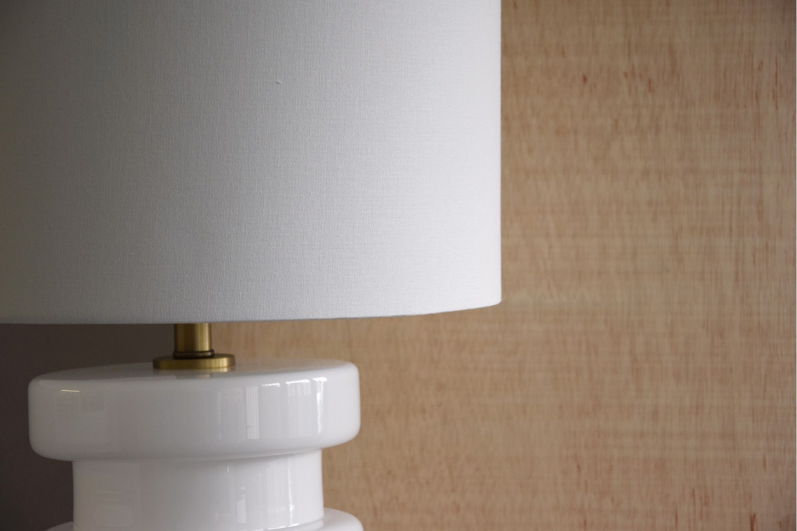 WHITE GLASS TABLE LAMP TOWER WITH SHADE