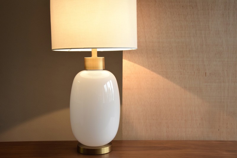 WHITE GLASS TABLE LAMP OVAL WITH SHADE