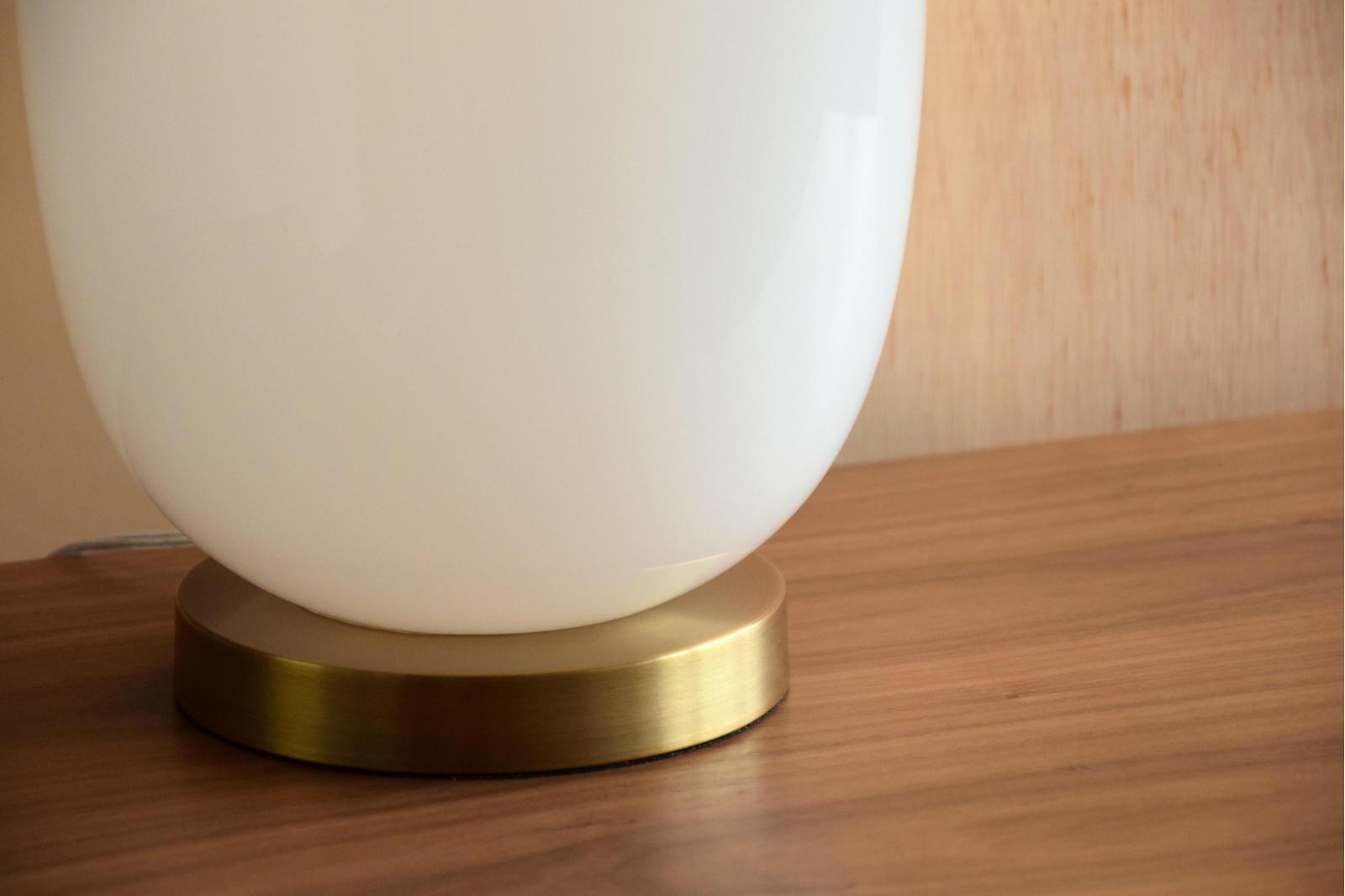 WHITE GLASS TABLE LAMP OVAL WITH SHADE