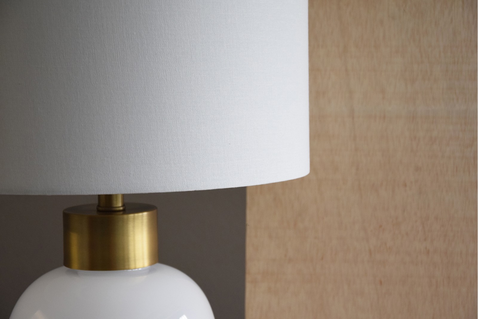 WHITE GLASS TABLE LAMP OVAL WITH SHADE