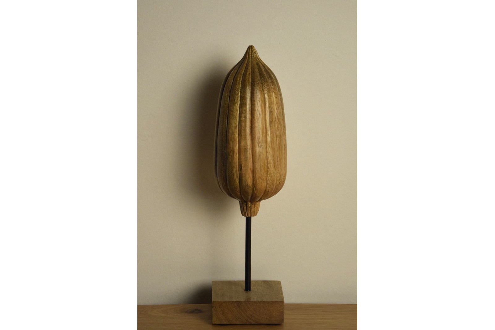 COLLECTION TROIS FIGURINES EN BOIS SCULPTÉ