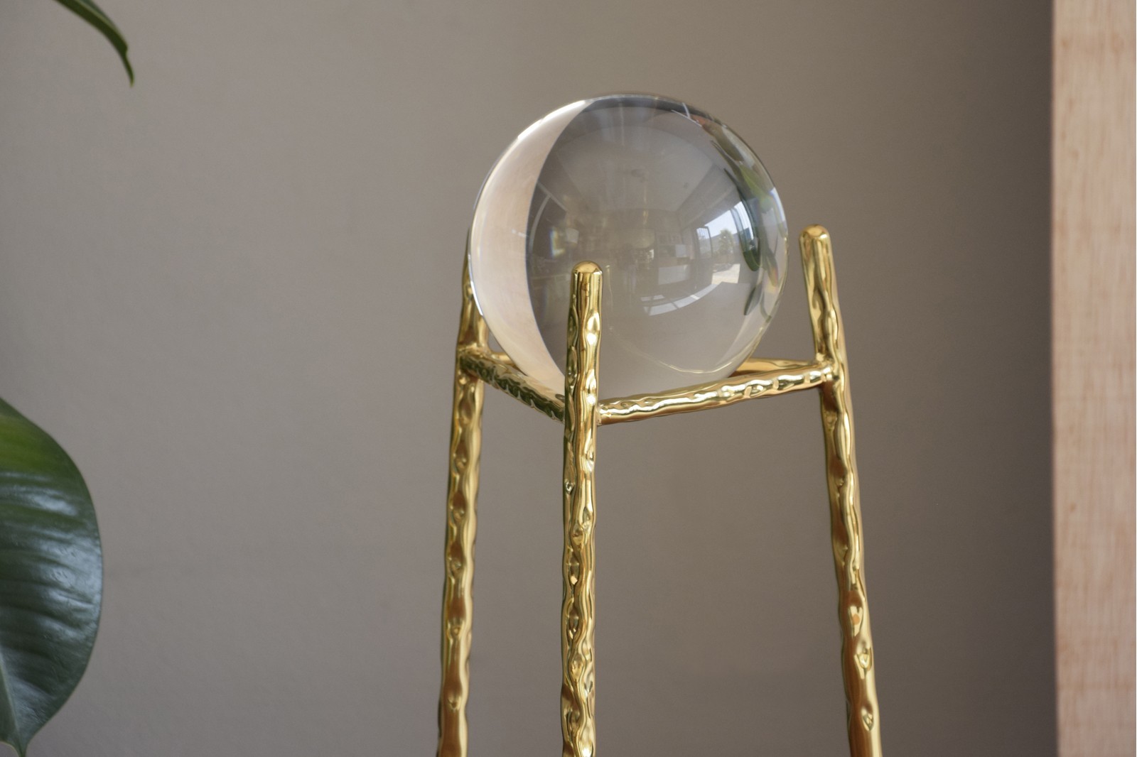 CRYSTAL BALL COLLECTION. GOLD METAL AND CRYSTAL SCULPTURE