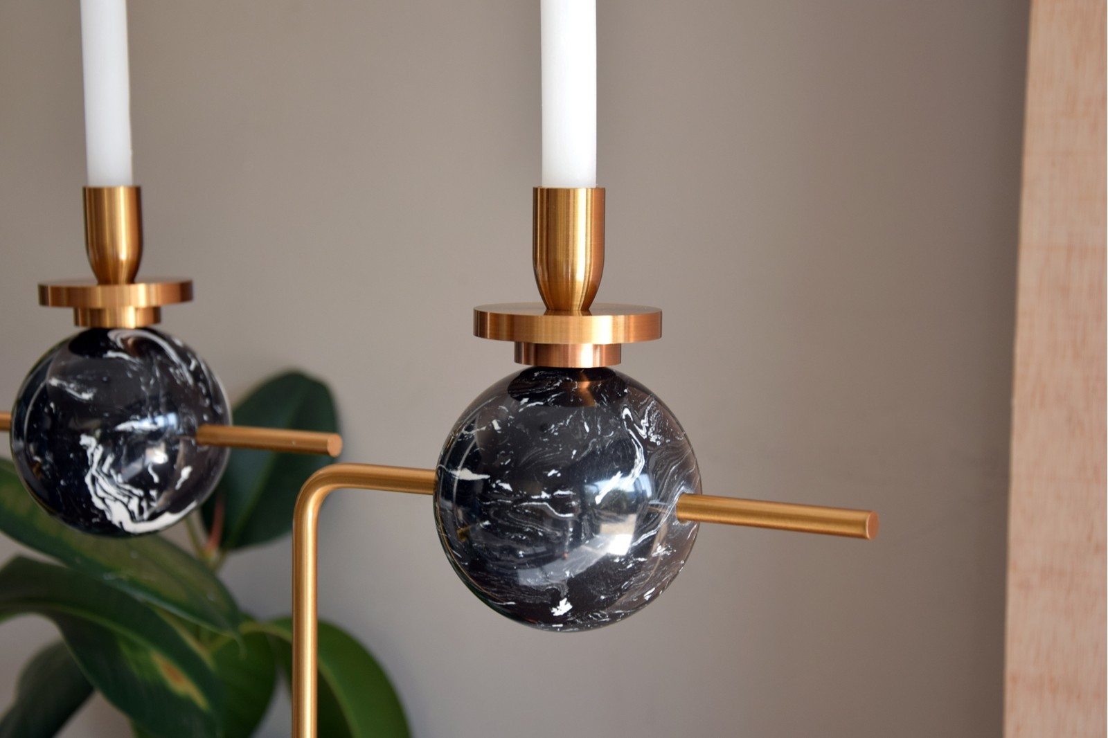 CANDELABRO EN METAL Y MARMOL