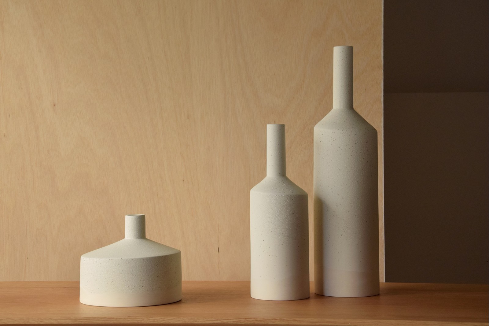 FIREPLACE COLLECTION: CERAMIC VASES AND CENTREPIECE