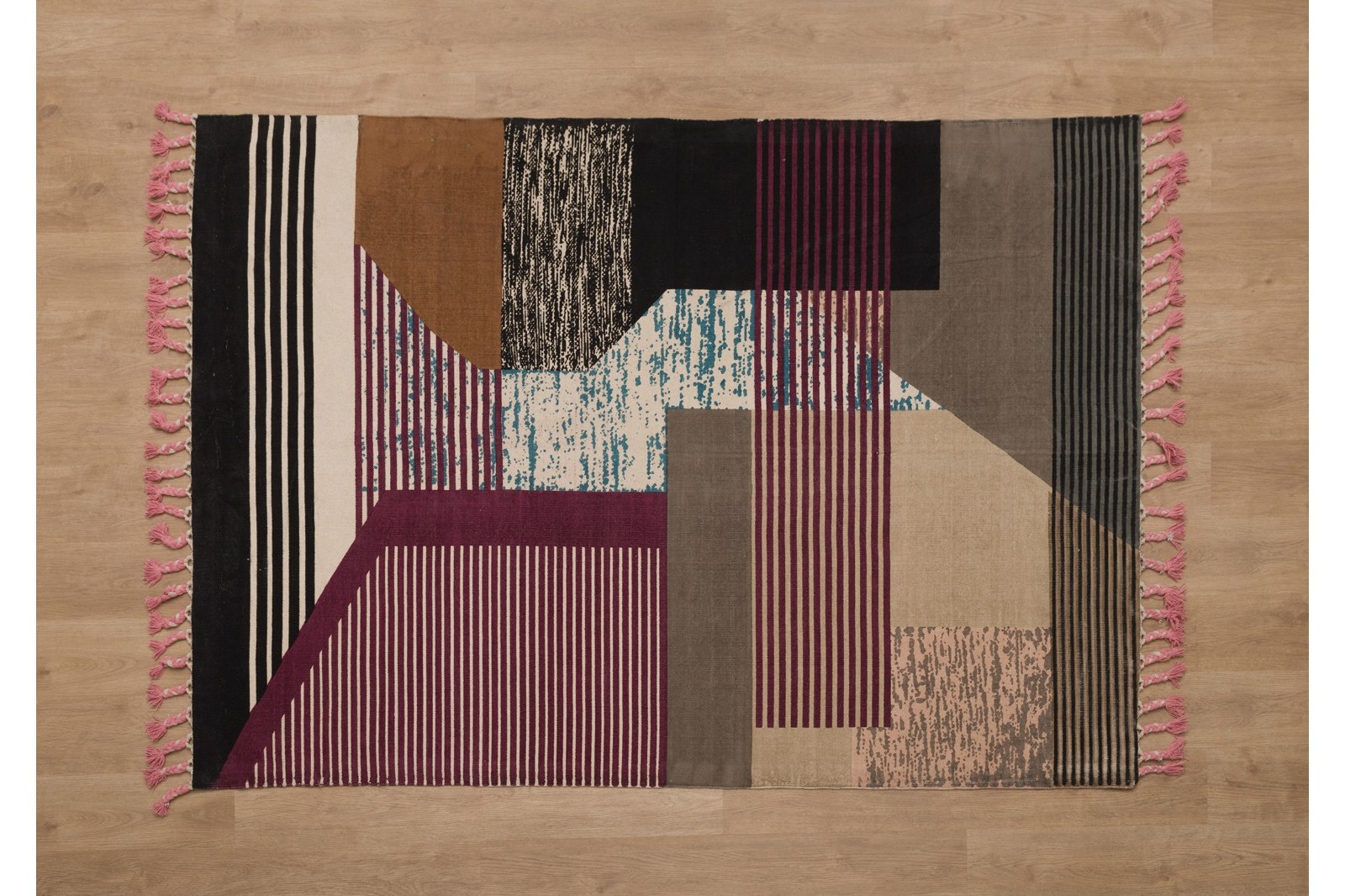 BERTA RUG. ABSTRACT COLOURS AND FRINGES