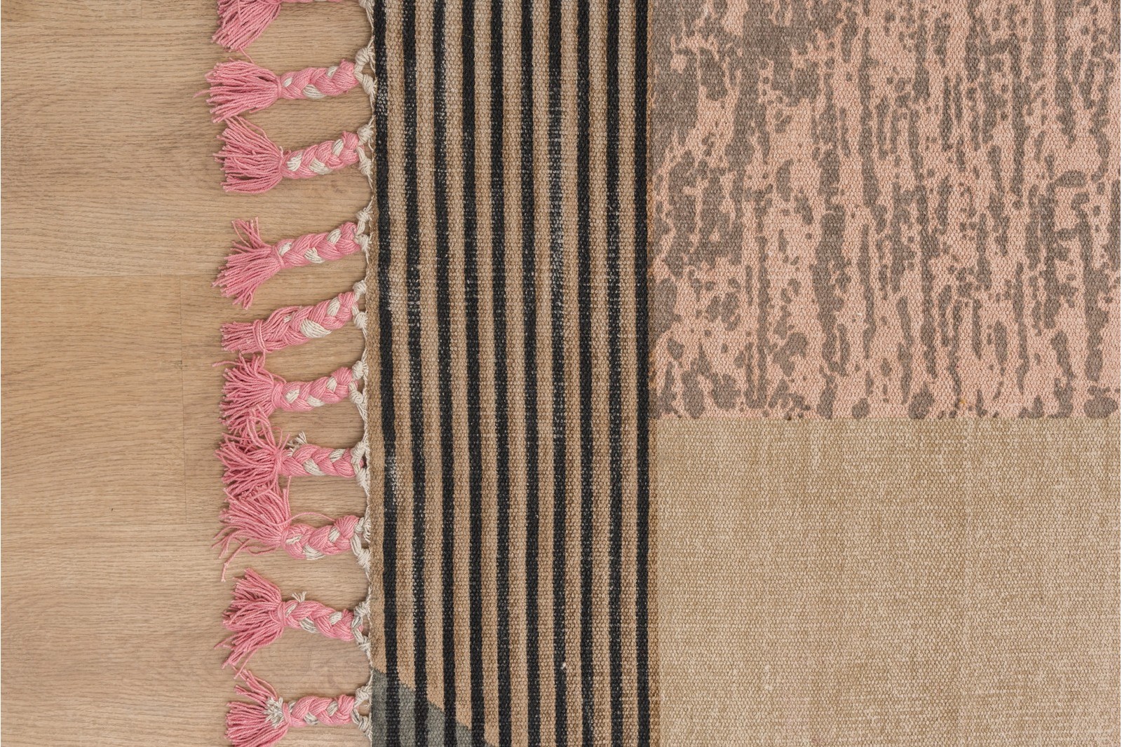 BERTA RUG. ABSTRACT COLOURS AND FRINGES