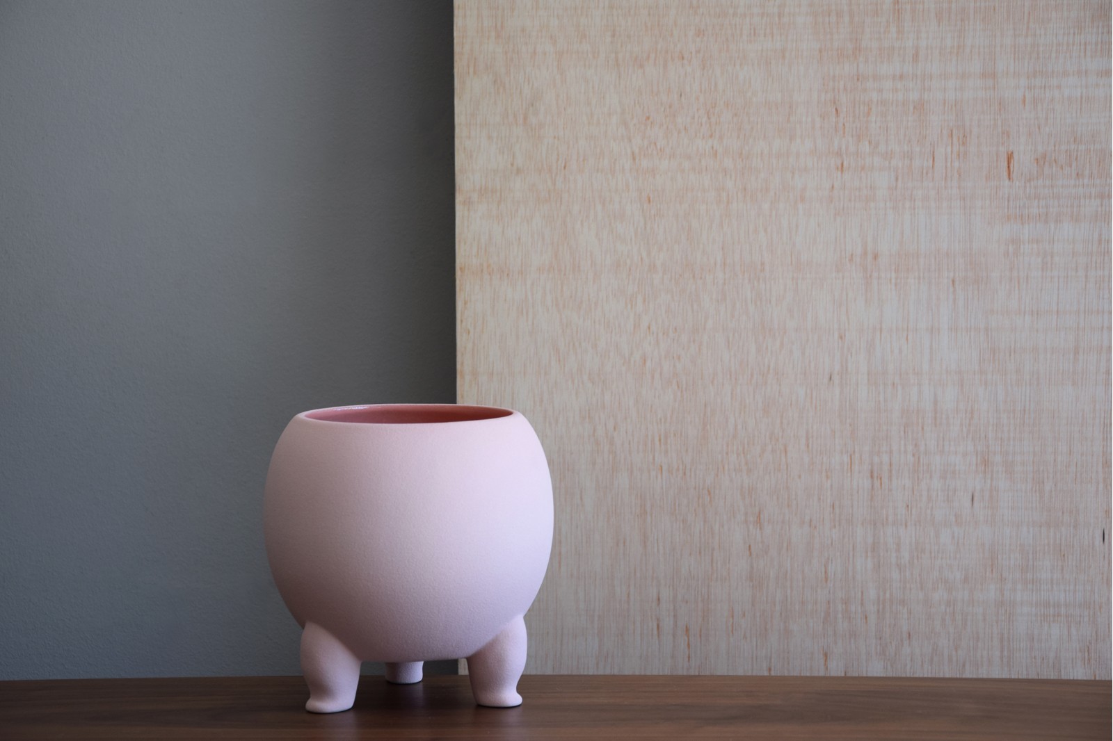 SHAPES COLLECTION: CERAMIC VASES AND CENTREPIECES