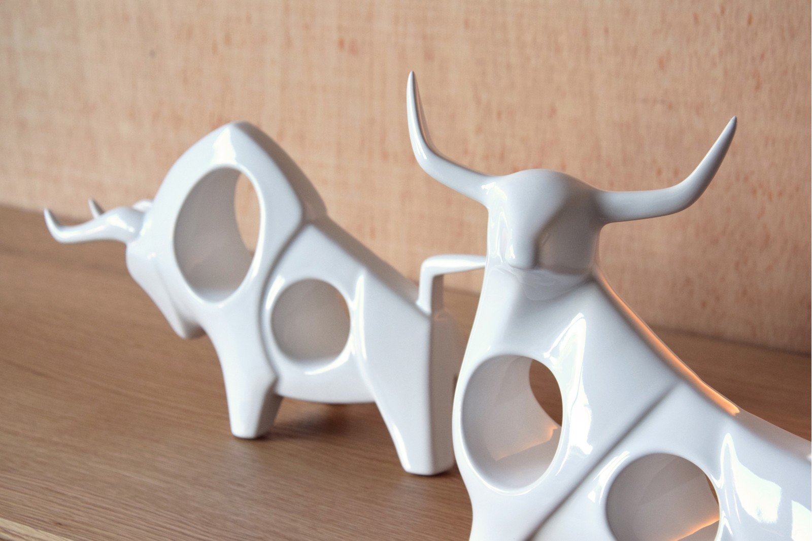 BULL COLLECTION. WHITE GLOSS CERAMIC SCULPTURE