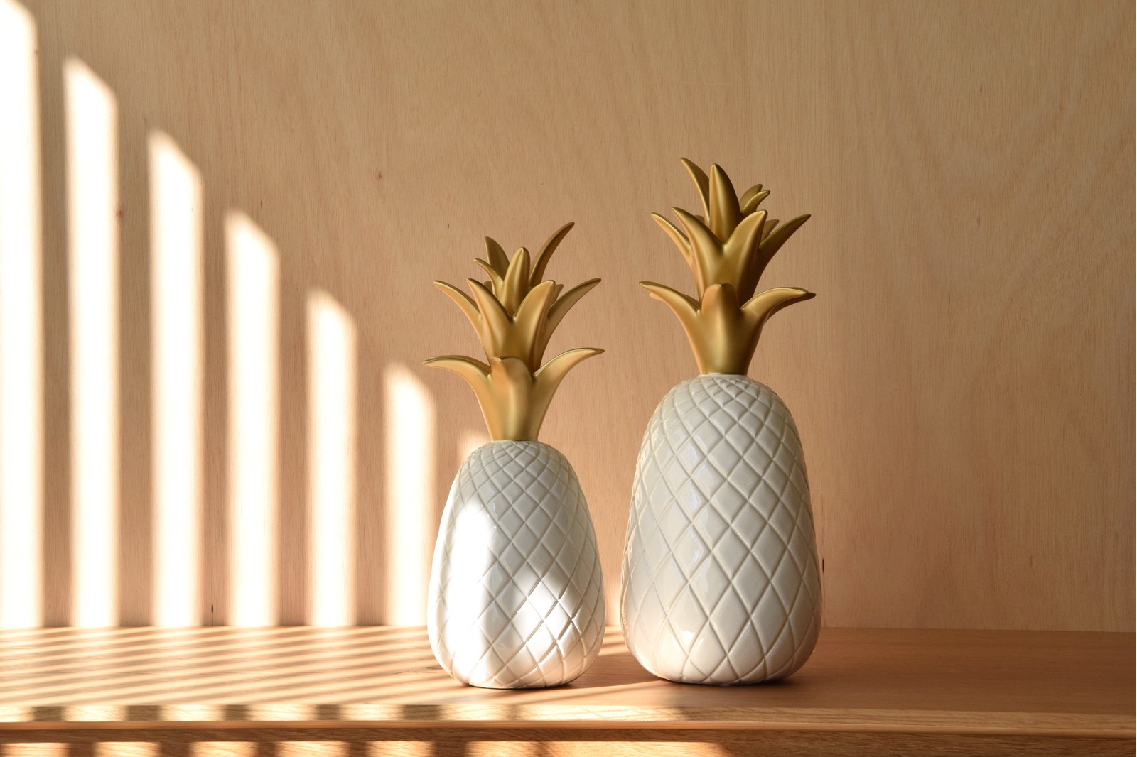 PINEAPPLE COLLECTION. WHITE GOLD CERAMIC SCULPTURE