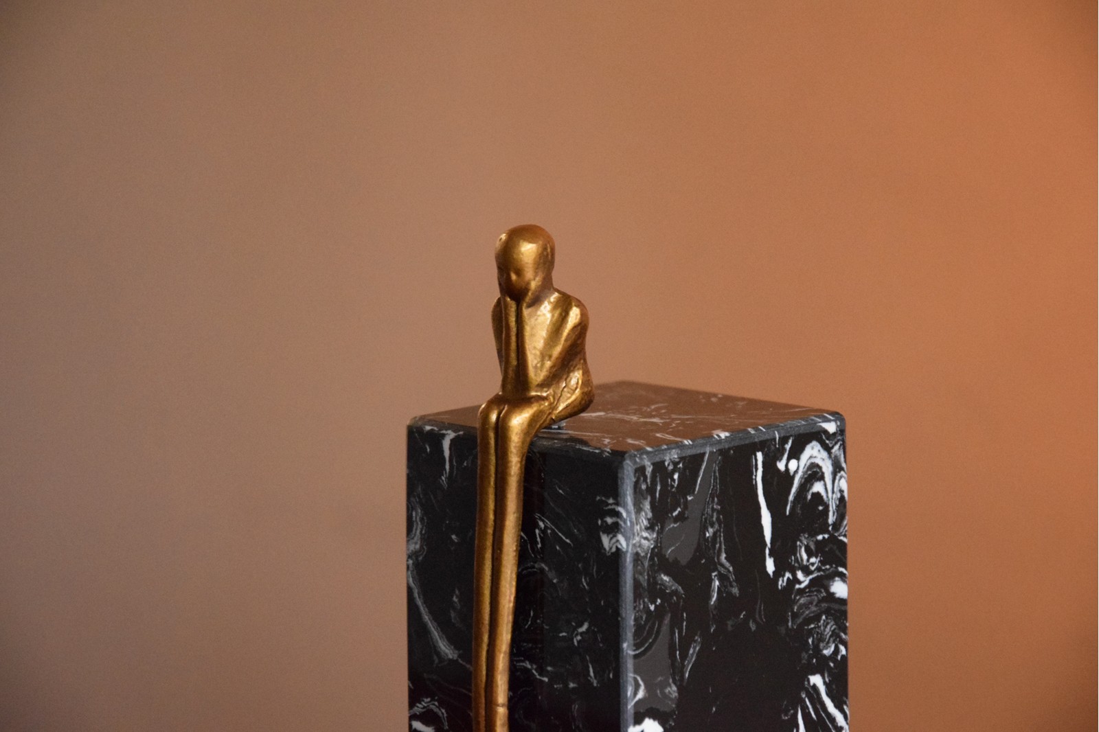 WAITING COLLECTION. MARBLE AND METAL SCULPTURE