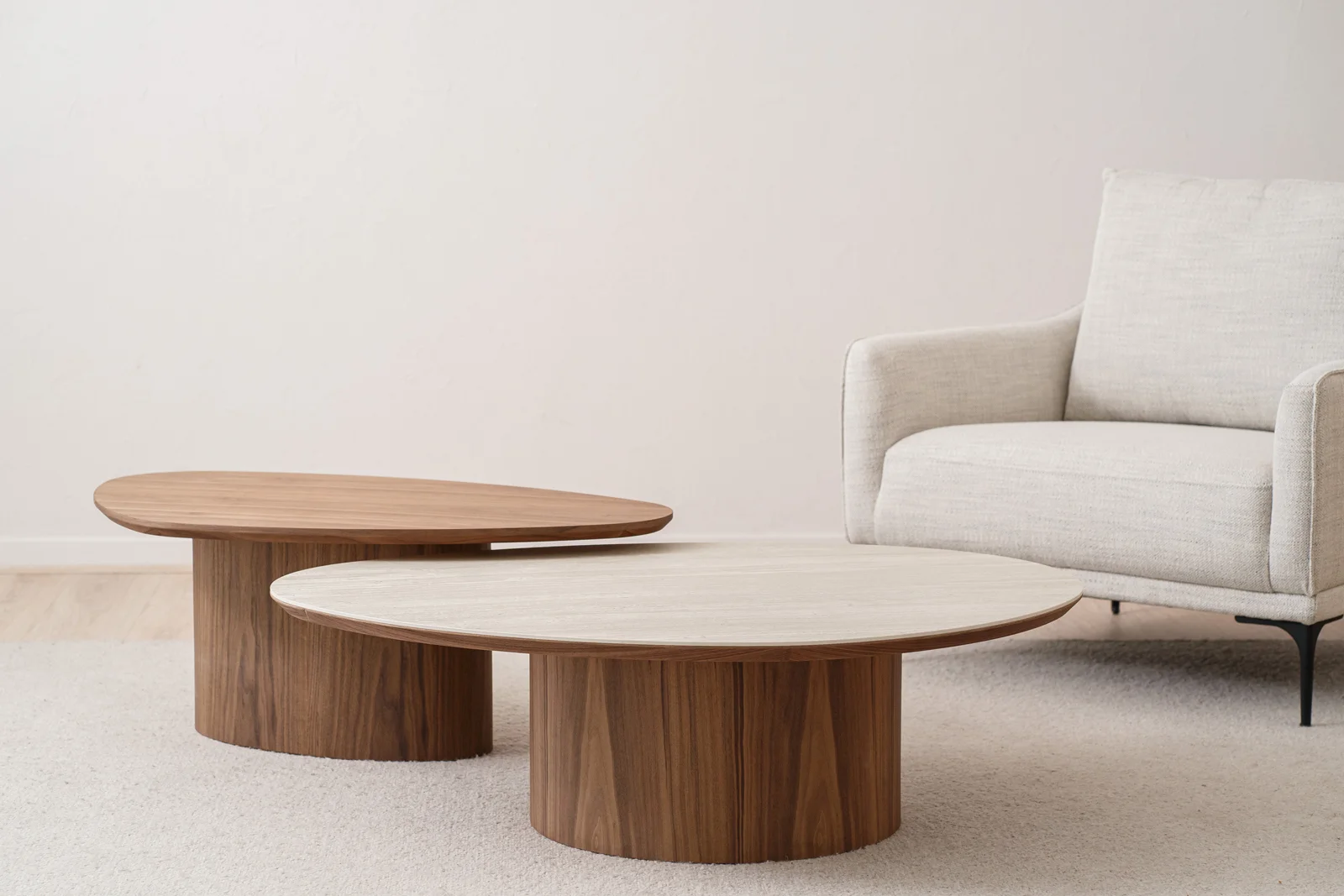 Set de dos mesas de centro de diseño orgánico en madera de nogal y sobre de mármol claro
