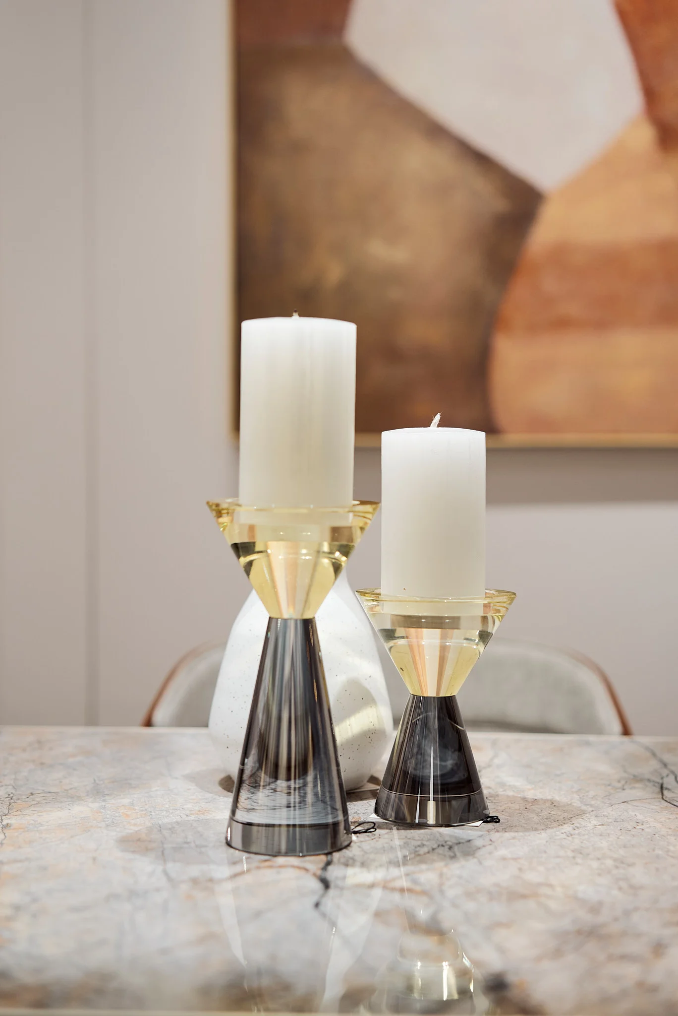 andelabros de cristal de diseño exclusivo con velas blancas en un ambiente de comedor.