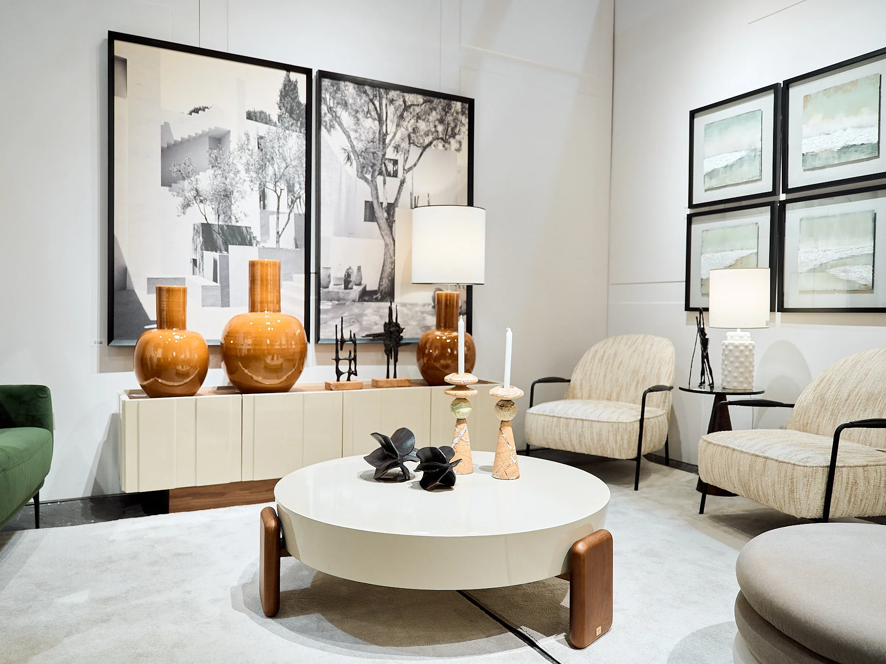 Cartel de VP Interiorismo para la feria Maison y Objet París 2026, mostrando el texto sobre un ambiente con aparador de madera natural, jarrones cerámicos de diseño orgánico y una lámpara contemporánea.